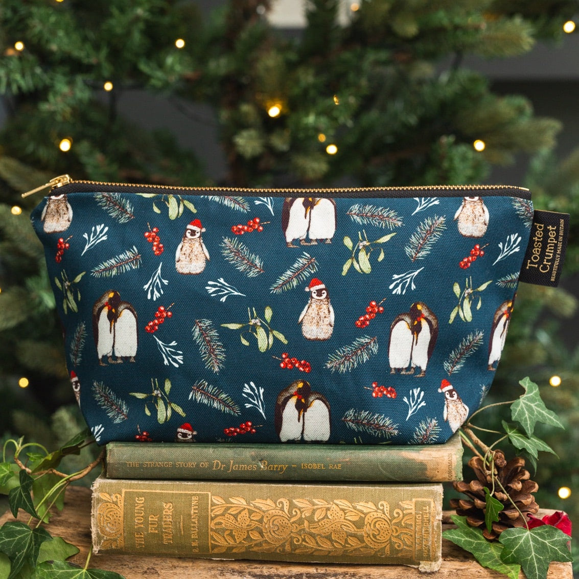 Christmas Penguins (Noir) Wash Bag